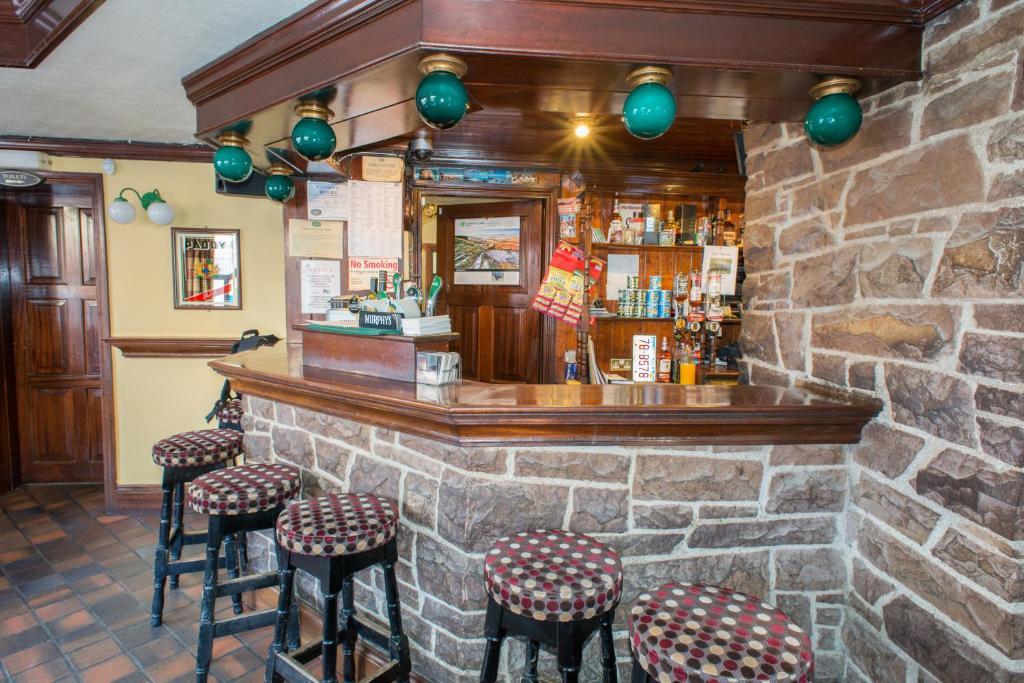 Larkin'S Pub, Restaurant, And B&B Milltown  Buitenkant foto
